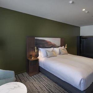 Deluxe King Corner Room